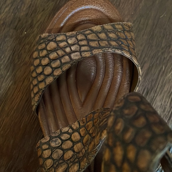 NWOT ISOLA Brown Wood and gold nailhead platform wedge shoes. SZ 7 . - Picture 3 of 6